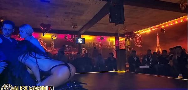  Yo y mis tres novias hacemos sexo en vivo enfrente de todos en un club para caballeros